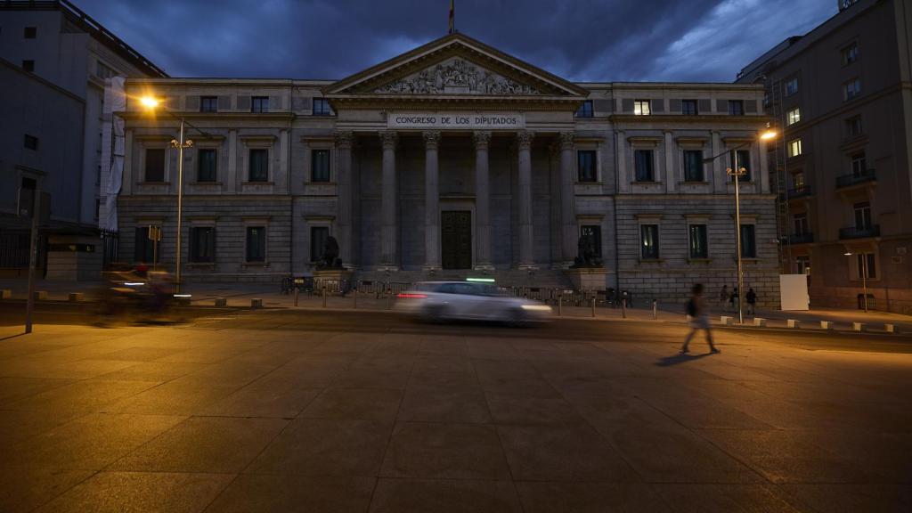 Fachada del Congreso de los Diputados sin iluminación, a 2 de agosto de 2022, tras apagar la iluminación para cumplir con el plan de ahorro energético.