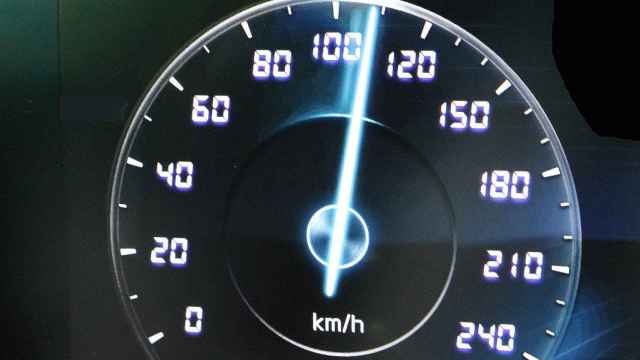 Un velocímetro de un vehículo que muestra a la velocidad que circulamos.