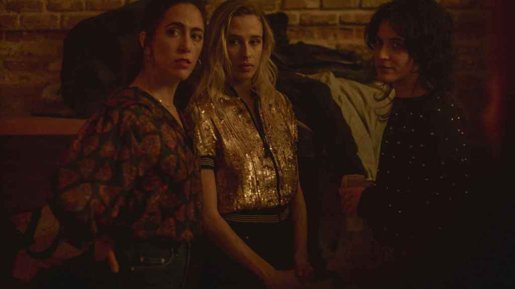 Fotograma del cortometraje 'Suelta' en el que se ve a tres mujeres en un bar.