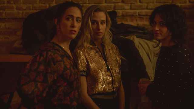 Fotograma del cortometraje 'Suelta' en el que se ve a tres mujeres en un bar.