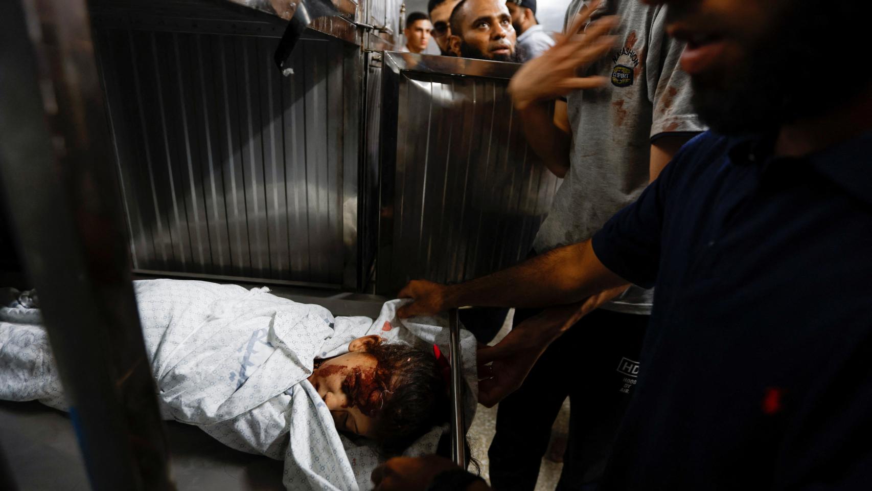 El cadáver de una niña palestina en un hospital después del bombardeo del Ejército israelí en Gaza.