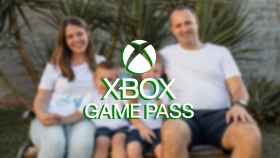 Fotomontaje con una familia y el logo de Xbox Game Pass.