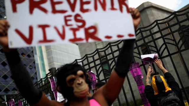 Un manifestante vestido de mono protesta por la pasividad del Gobierno mejicano frente a la viruela del mono.