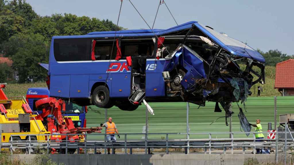 Una grúa recoge el autobús tras el accidente en Zagreb de este sábado.