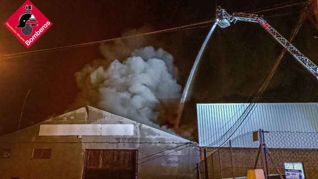 Incendio en  una fábrica de suelas de caucho en Aspe.