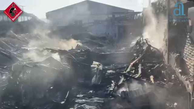 Un incendio arrasa una fábrica de suelas de caucho de 800 m2 Aspe
