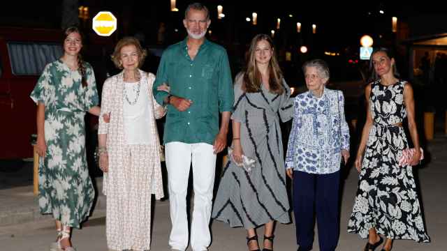 Los Reyes, Felipe VI y Letizia, junto a sus hijas, Leonor y Sofía, la reina emérita Sofía y la hermana de ésta, Irene de Grecia, en Mallorca.