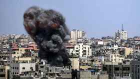 Imagen del humo que salía de uno de los puntos atacados por Israel en la Franja de Gaza