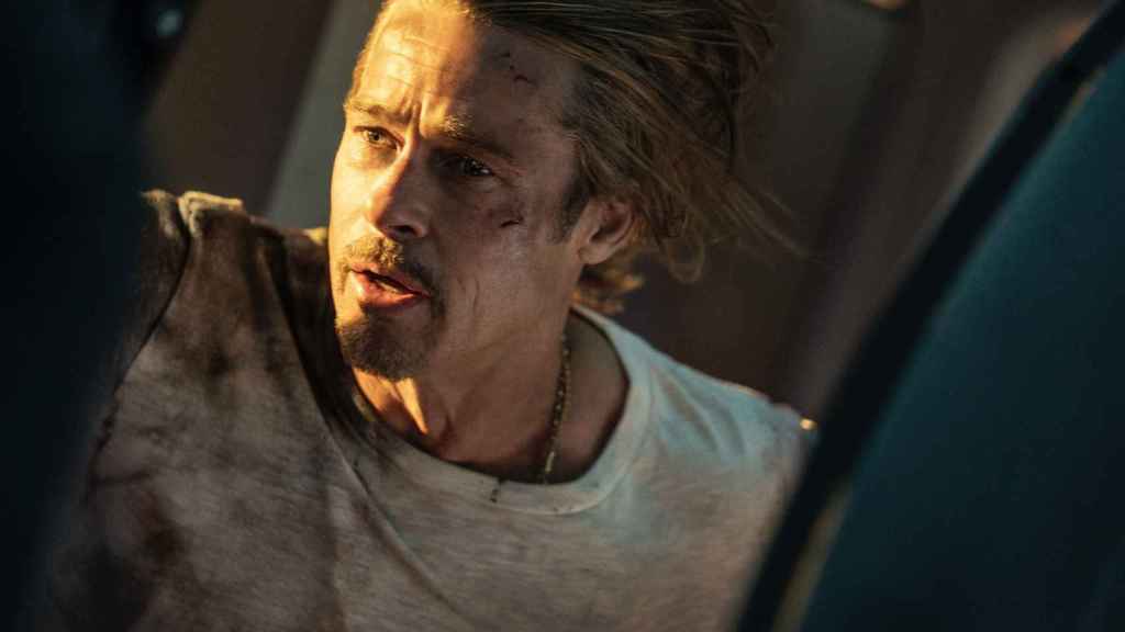 Brad Pitt se lo pasa en grande en 'Bullet Train', una comedia de acción a bordo de un tren.