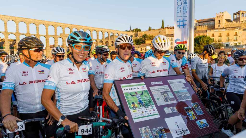 Celebración de la XXVII edición de la Marcha Cicloturista Pedro Delgado 'La Perico 2022' con los ex-ciclistas Dori ruano (I); Pedro delgado (C); y Roberto Heras (D)