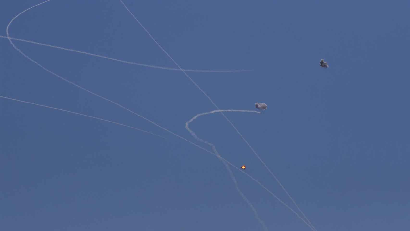 Misiles interceptadores Tamir israelíes alcanzando munición alcanzando munición palestina