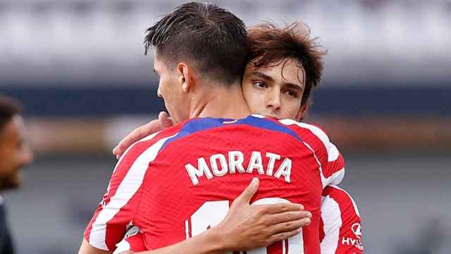 Álvaro Morata abraza a Joao Félix.