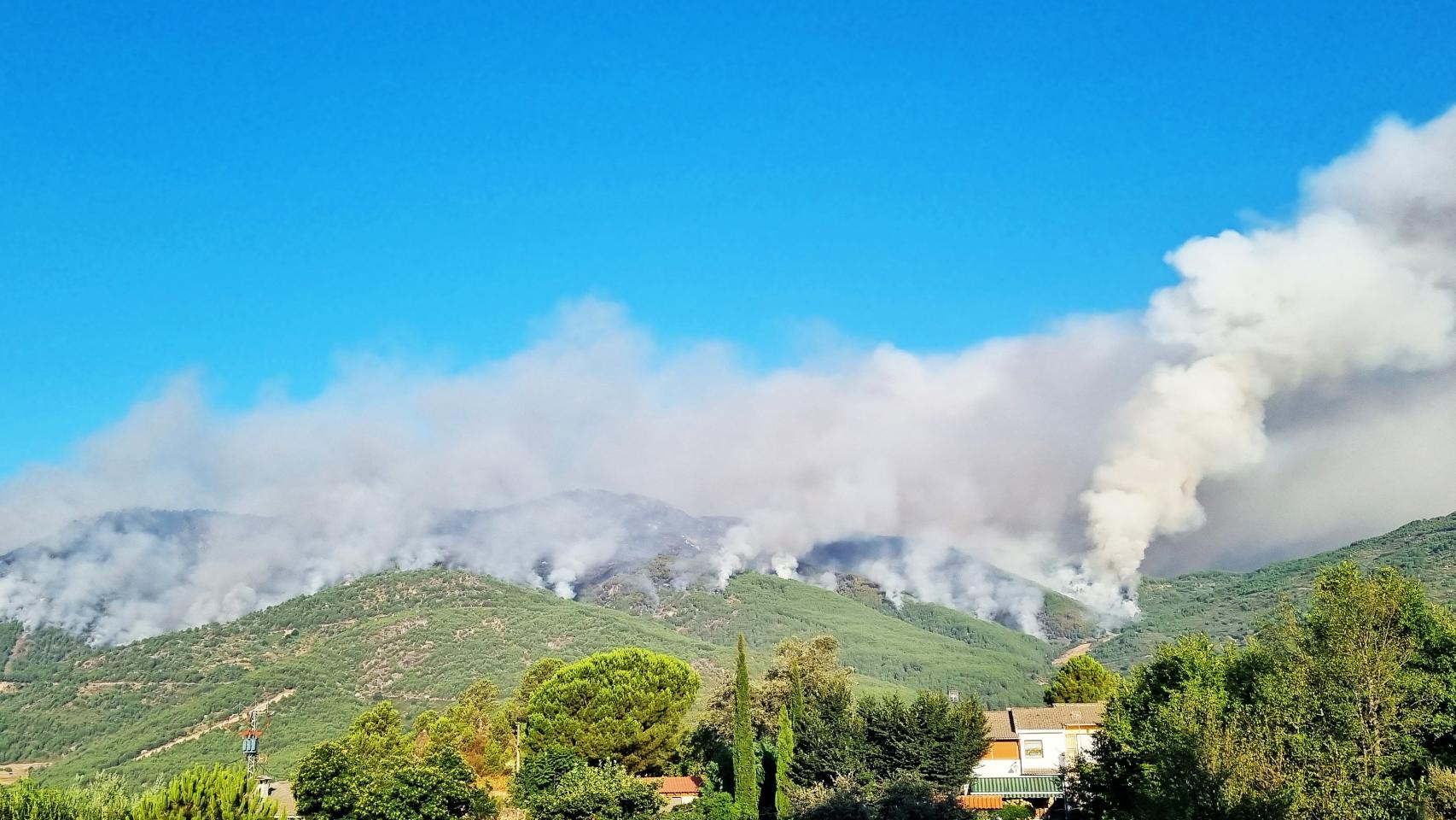 El incendio de Santa Cruz del Valle avanza en torno a 1.000