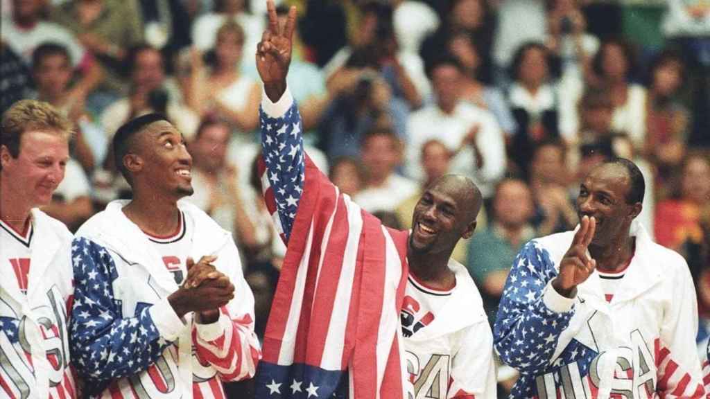 Bird, Pippen, Jordan y Drexler en la ceremonia de medallas de Barcelona '92