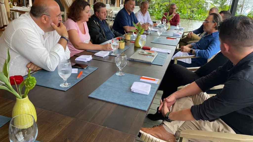 Responsables políticos de Castilla-La Mancha, la semana pasada negociando inversiones hoteleras en Costa Rica.