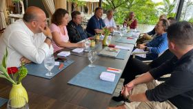 Responsables políticos de Castilla-La Mancha, la semana pasada negociando inversiones hoteleras en Costa Rica.
