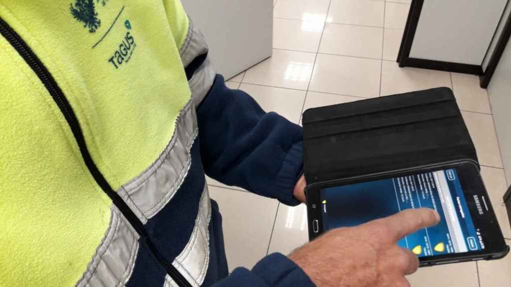 Un empleado de Tagus maneja una tablet.