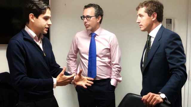 Michael Alsalem conversa en la oficina de Londres con Álvaro Guzmán de Lázaro y Fernando Bernad.