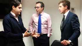 Michael Alsalem conversa en la oficina de Londres con Álvaro Guzmán de Lázaro y Fernando Bernad.