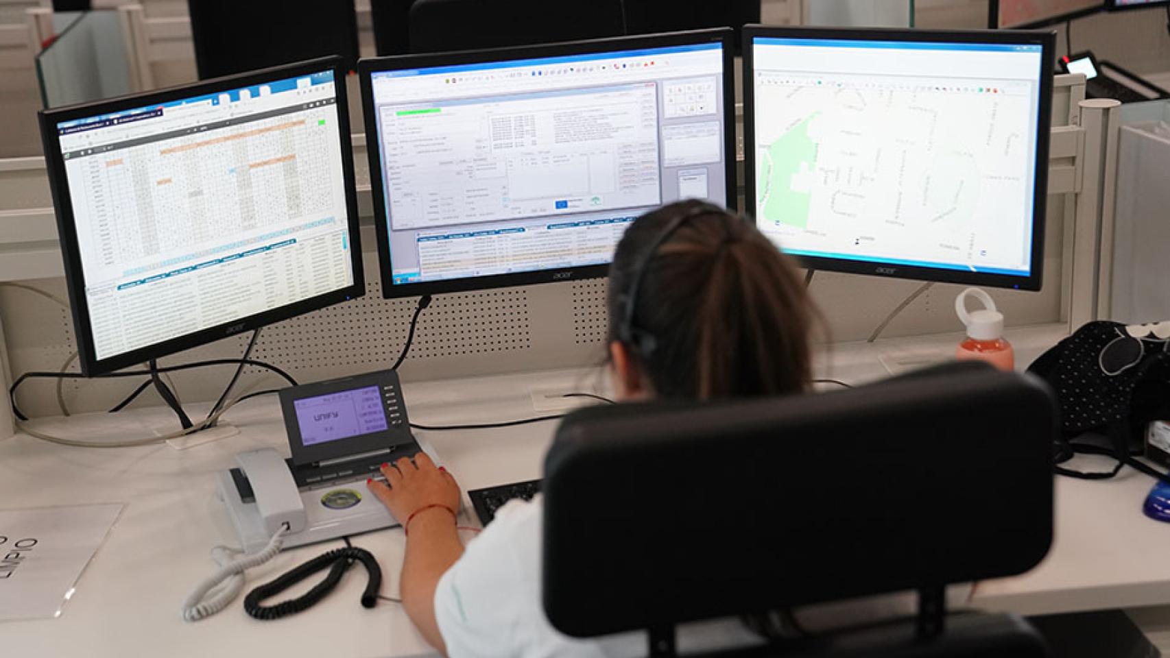 Una operadora del servicio de Emergencias 112 Andalucía.
