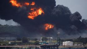 Imagen de los depósitos de combustible incendiados en la ciudad de Matanzas, en el oeste de Cuba.