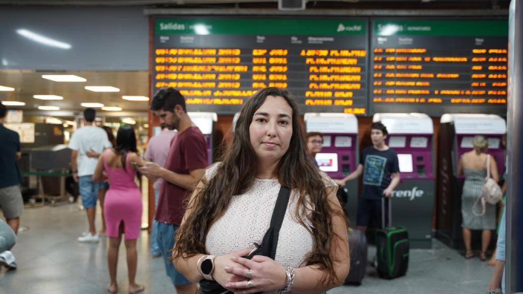 Verónica espera que le devuelvan el dinero mientras espera.