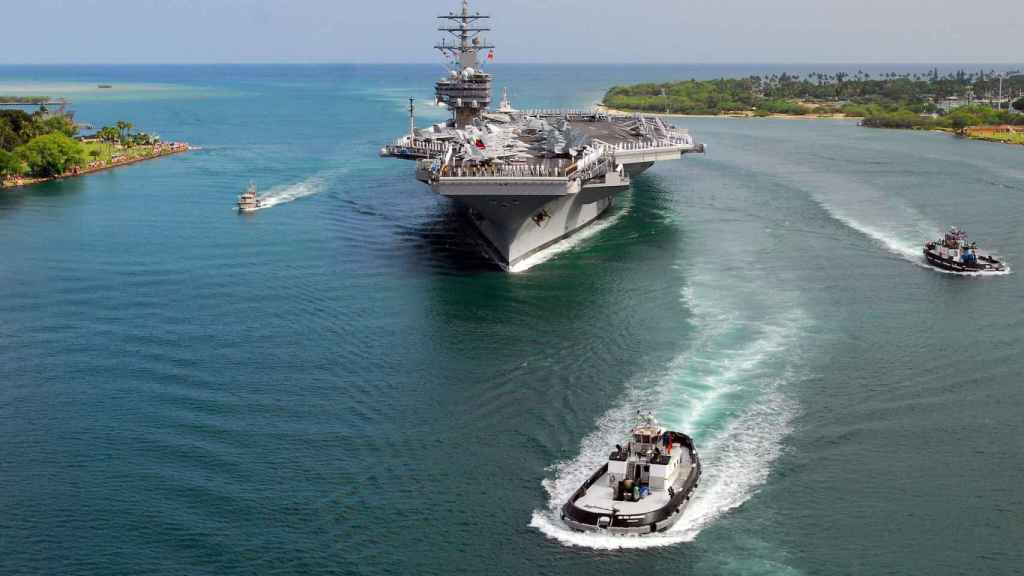 USS Ronald Reagan entrando en Pearl Harbor