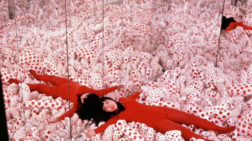 Yayoi Kusama v 'Infinity Mirror Room - Phalli's Field', 1965