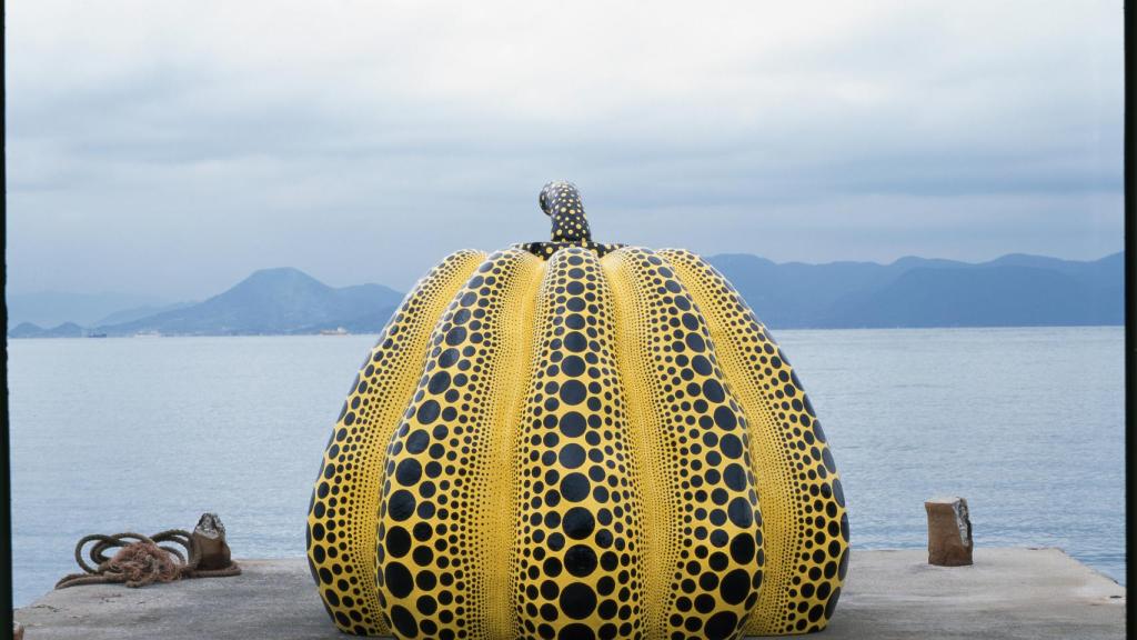 Yayoi Kusama: 'Pumpkin' (Calabaza). Colección del Centro de Arte Benesse de Naoshima (Kagawa, Japón), conocida como 'la isla del arte'