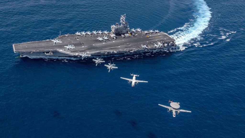 USS Ronald Reagan junto a una formación de aeronaves en 2019