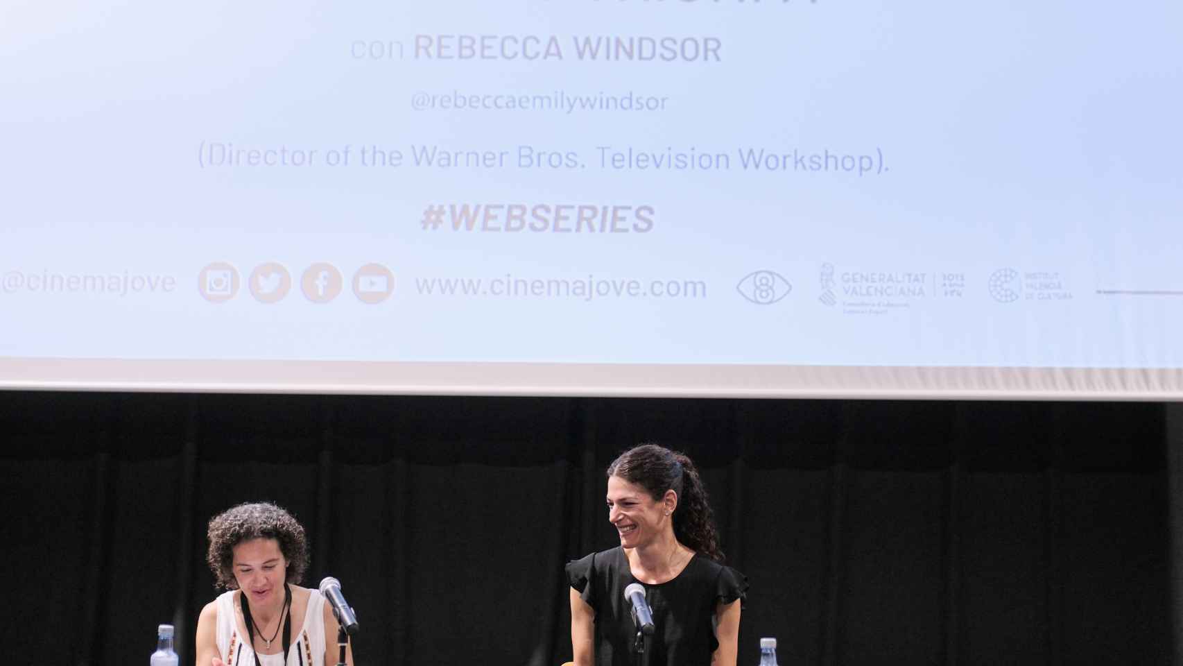 Rebecca Windsor (derecha) durante el Cinema Jove