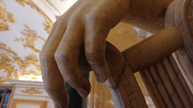 La escultura de Apolo del Palacio Real de La Granja recupera su meñique izquierdo