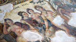 Banquete romano en un mosaico.