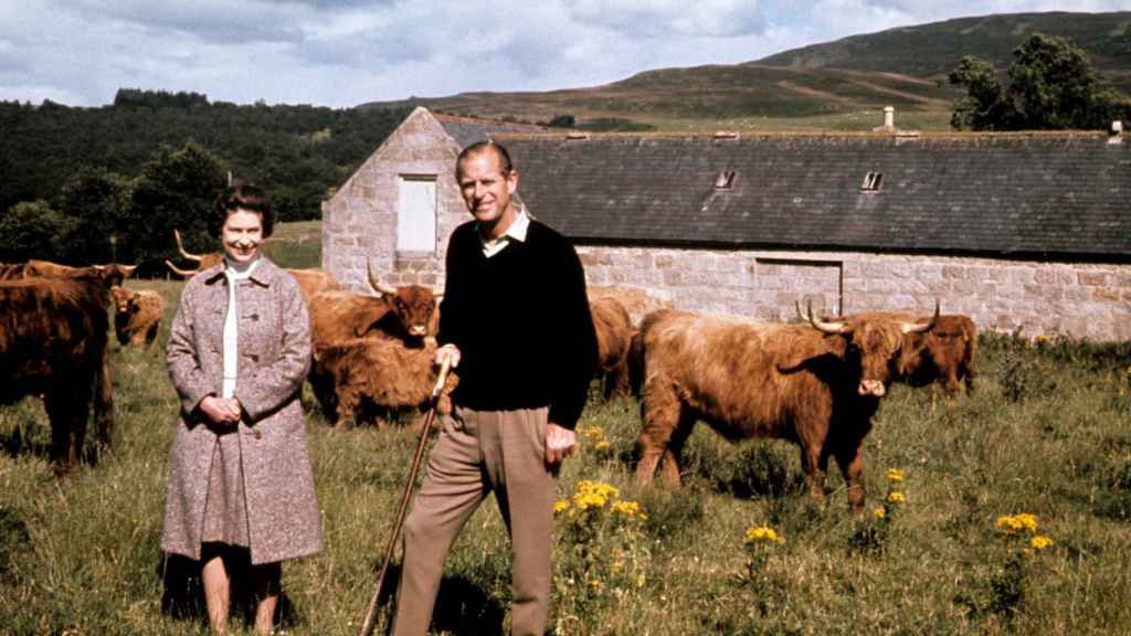La reina Isabel II junto al duque de Edimburgo en Balmoral.