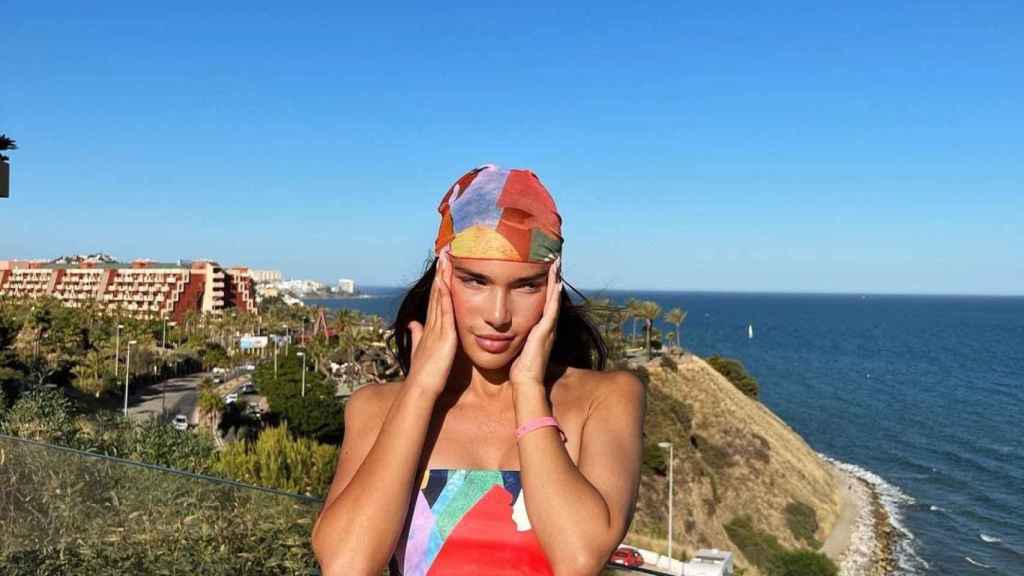 La modelo Ana Moya presume de su pañuelo de colores.