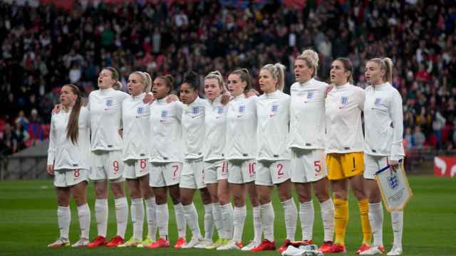 Las futbolistas de Inglaterra escuchando el 'God Save the Queen' durante la Euro 2022