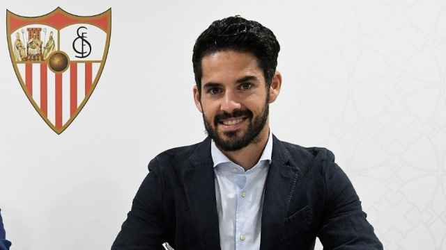 Isco Alarcón, firmando su contrato con el Sevilla FC