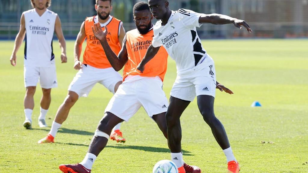 Antonio Rudiger trata de robar el balón a Ferland Mendy.
