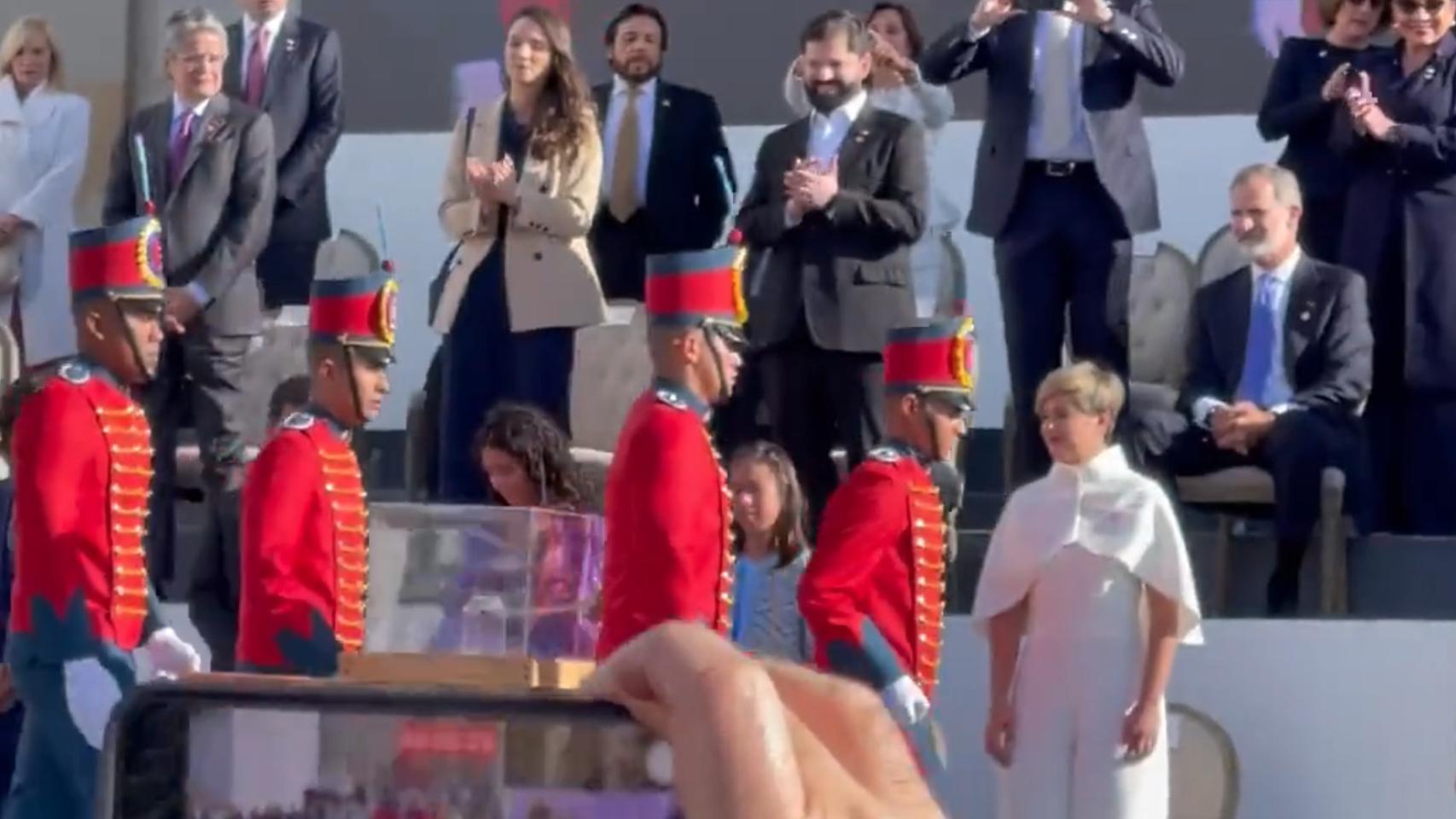 La polémica del Rey en la investidura de Petro: permaneció sentado ante la  espada de Simón Bolívar