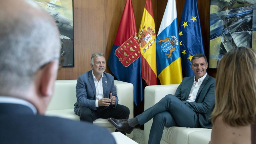 Pedro Sánchez este lunes en Lanzarote, con el presidente de Canarias, Angel Víctor Torres.