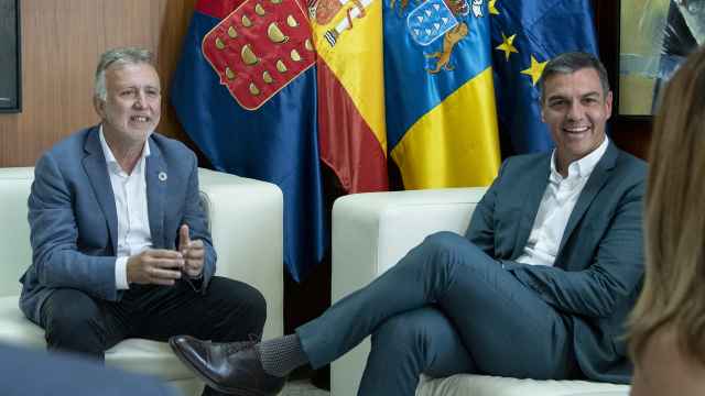 Pedro Sánchez este lunes en Lanzarote, con el presidente de Canarias, Angel Víctor Torres.