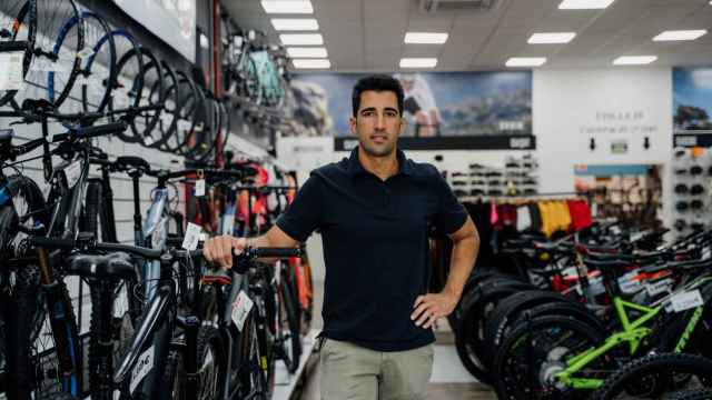 Xavier Palmero, fundador de Bike Ocasión, en las instalaciones de más de 2.500 metros cuadrados en Terrassa (Barcelona).