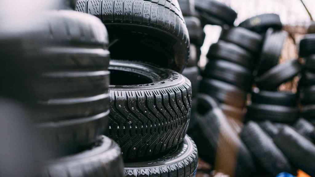 Los neumáticos están compuestos principalmente por caucho.