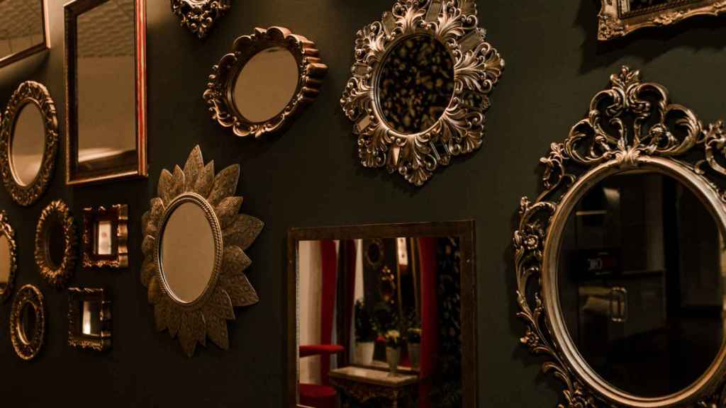 Pared decorada con espejos.