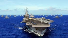 USS Ronald Reagan acompañado de embarcaciones en el océano Pacífico en 2010