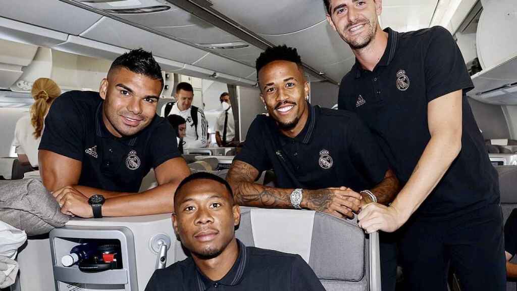 Casemiro, Alaba, Militao y Courtois, en el avión del Real Madrid