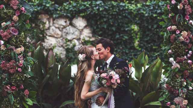 Ceremonia de boda con flores frescas en estilo rústico.