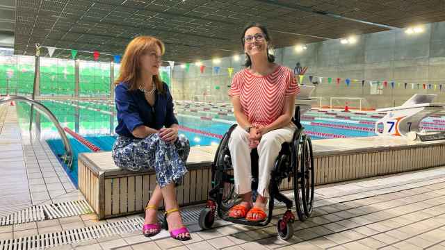 Gloria Lomana y Teresa Perales en la piscina de alto rendimiento del Consejo Superior de Deportes.