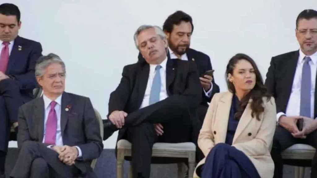 El diario La Nación muestra la imagen del presidente argentino Alberto Fernández dormido durante la toma de posesión de Petro.