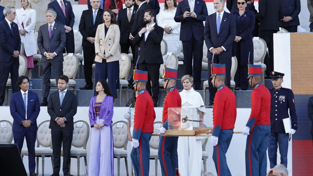 Felipe VI sí se levantó ante la espada de Simón Bolívar